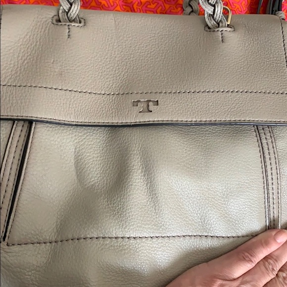 Tory Burch leather taupe bag w/ dust bag like new. Large version - Picture 4 of 10